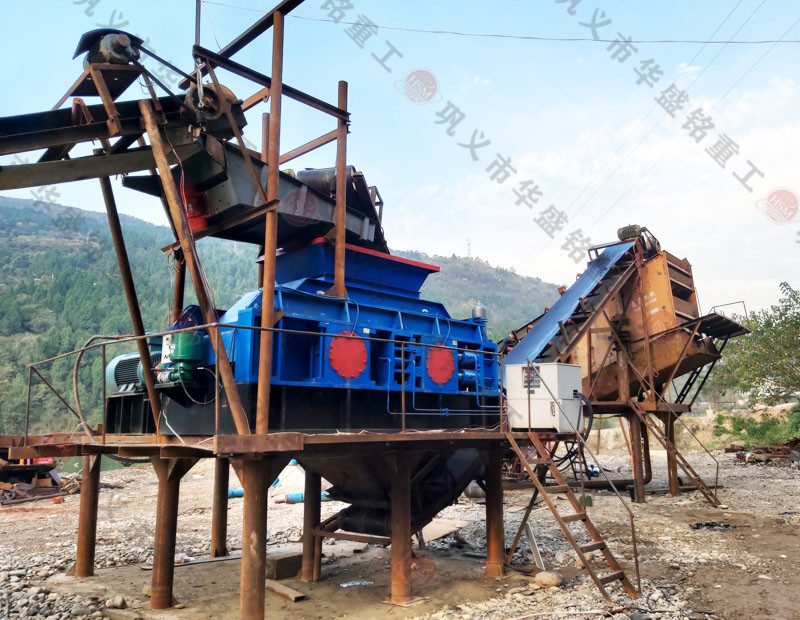 大型液壓對(duì)輥破碎機(jī)甘肅安裝現(xiàn)場